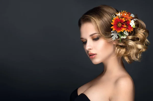 Nő virágokkal a hajában — Stock Fotó