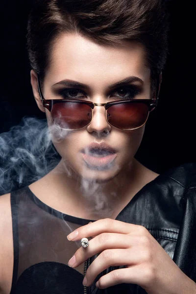 Moda modeli duman Sigara 