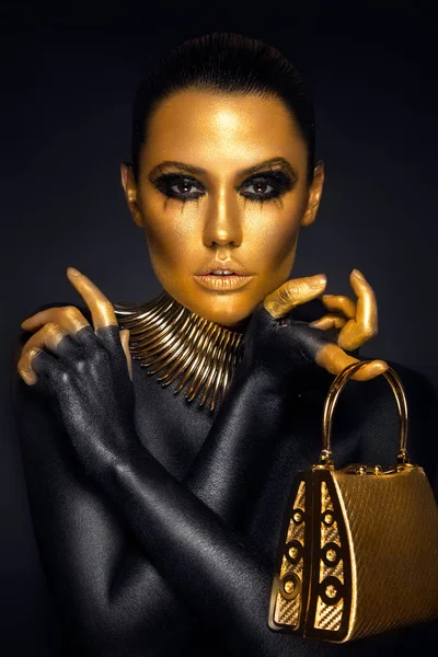 Donna nei colori oro e nero — Foto Stock