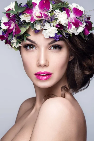 Femme avec des fleurs sur la tête — Photo