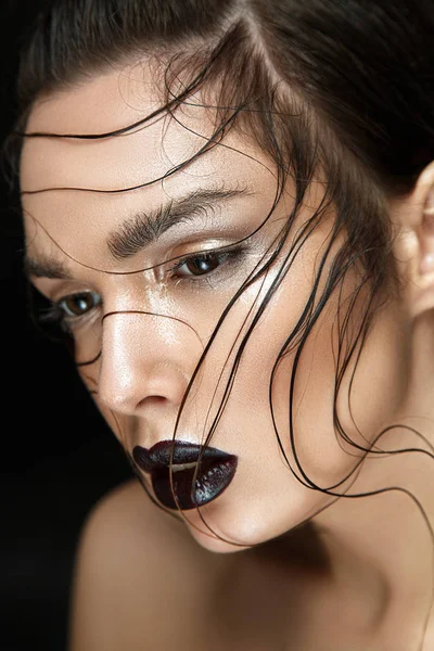 Mulher bonita com cabelo molhado — Fotografia de Stock