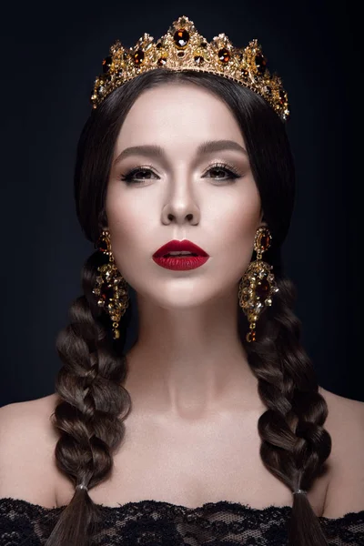 tacı olan güzel bir kadın