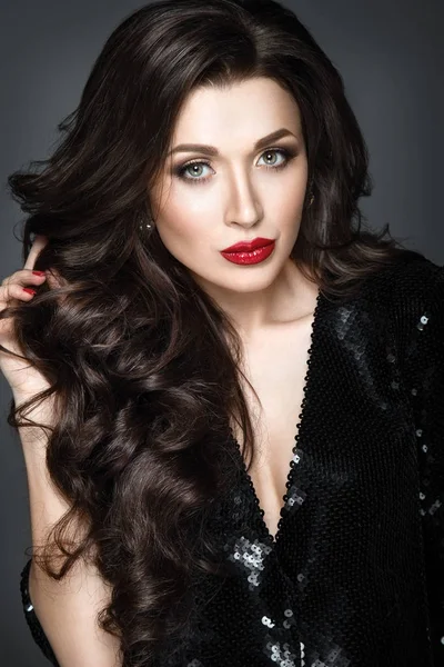 Kırmızı dudaklar ile güzel bir kadın