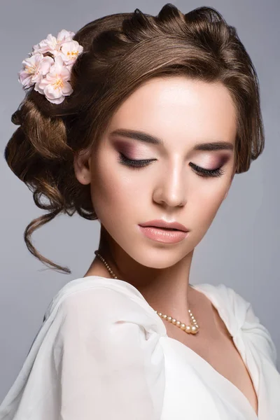 Mujer con flores en la cabeza — Foto de Stock