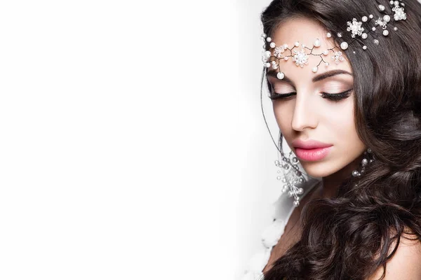 Krásná žena s šperky do vlasů — Stock fotografie