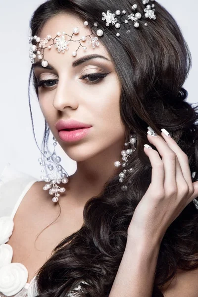 Beautiful woman with jewelry in hair — Stock Photo, Image