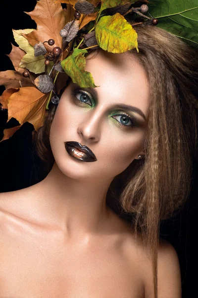 Donna con labbra e foglie scure — Foto Stock