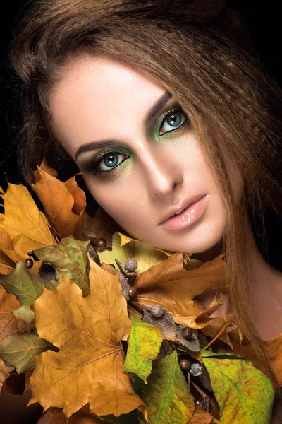 Mulher com lábios escuros e folhas — Fotografia de Stock