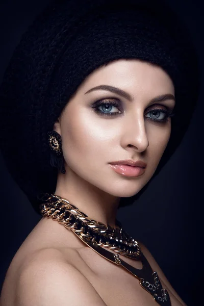 Vrouw met sjaal op hoofd — Stockfoto