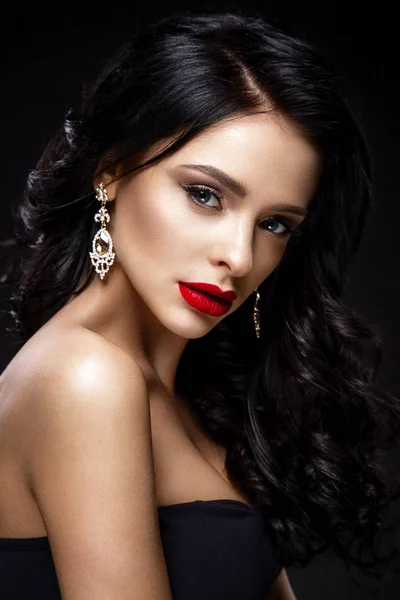 Schöne Frau mit roten Lippen — Stockfoto