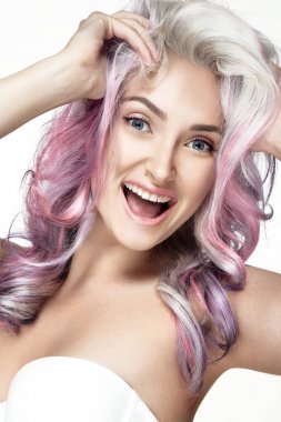 Pembe renkli saçlı kadın