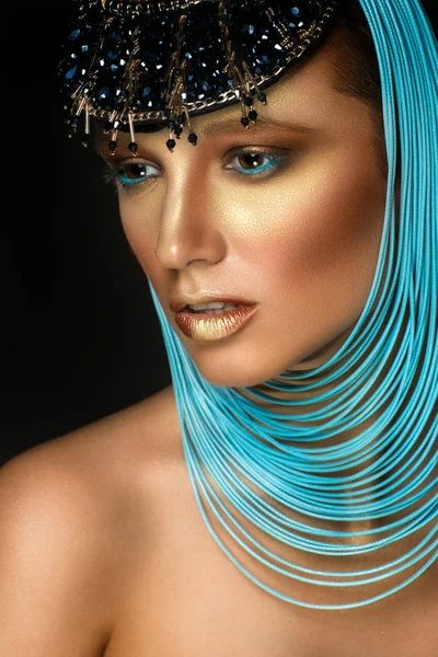 Женщина с драгоценностями в египетском стиле — стоковое фото