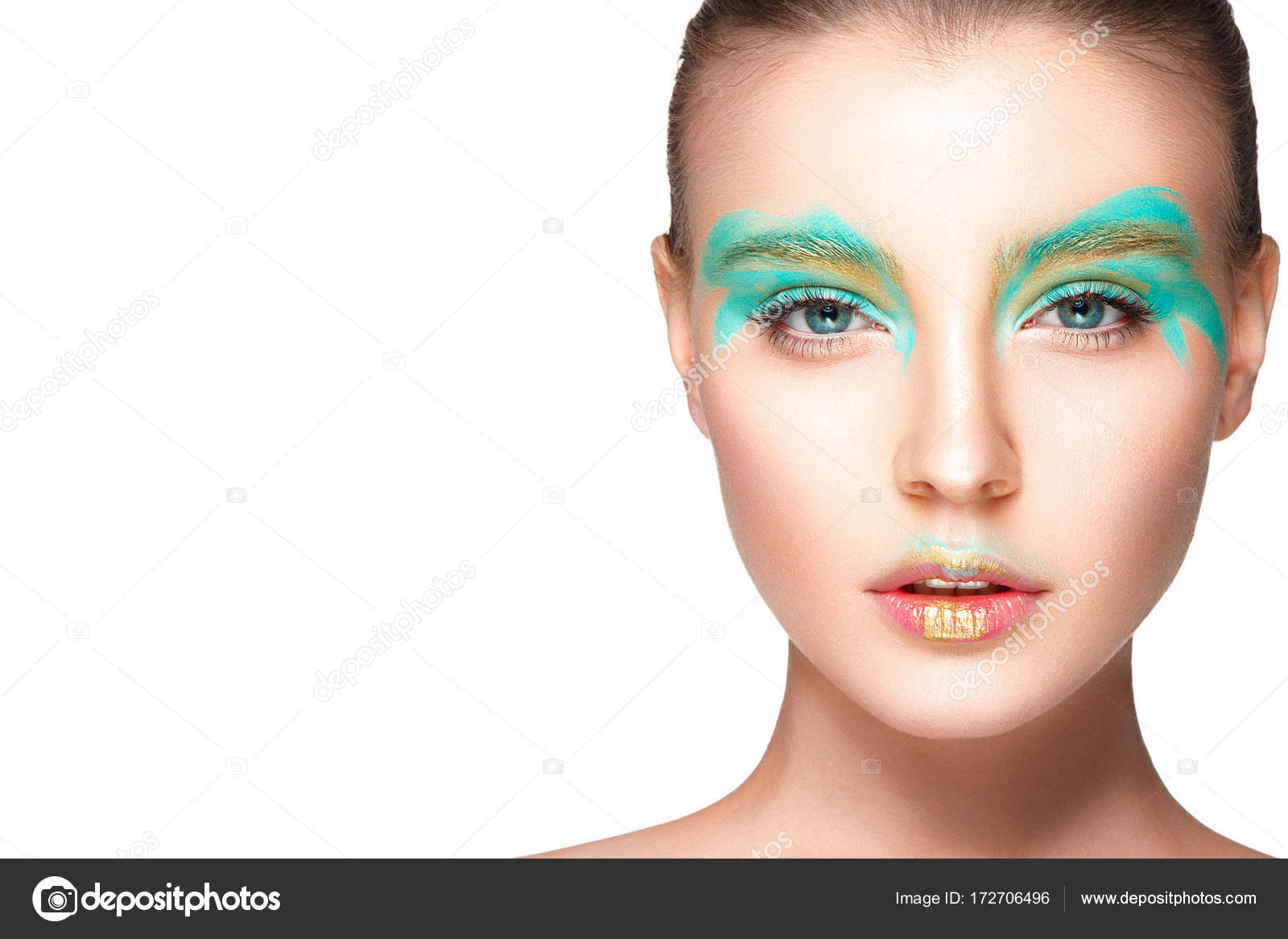 Fille Avec Une Peinture Verte Sur Le Visage Photographie