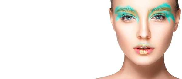 Ragazza con pittura verde sul viso — Foto Stock