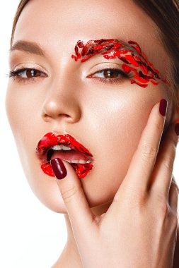 Genç bir kadın yüzüne dokunuyor