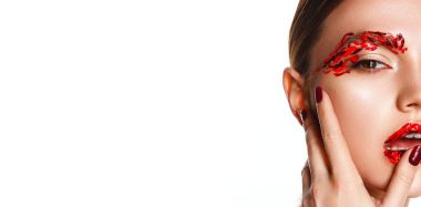 Genç bir kadın yüzüne dokunuyor