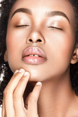 Gözleri kapalı genç bir kadın.