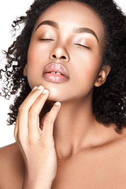 Gözleri kapalı genç bir kadın.