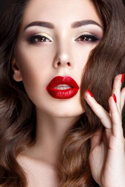 Kırmızı dudaklar esmer