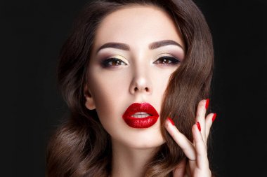 Kırmızı dudaklar esmer