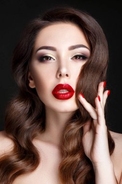 Kırmızı dudaklar esmer