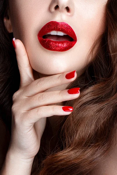 Morena com lábios vermelhos — Fotografia de Stock