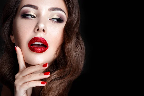Brunette met rode lippen — Stockfoto