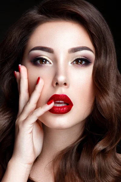 Brunette met rode lippen — Stockfoto