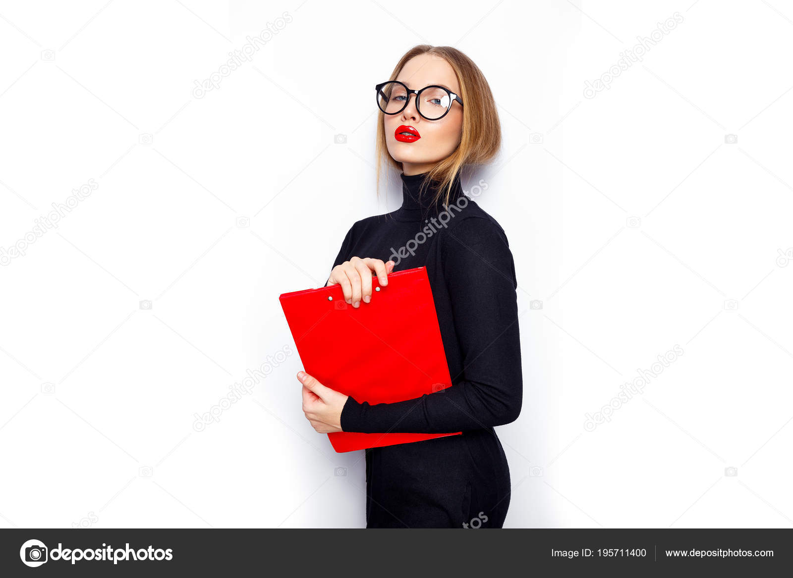 赤い唇と白い背景でポーズの眼鏡を持つ若い女性の肖像画 ストック写真 C Demidenkoelena 赤い唇と白い背景でポーズの眼鏡を持つ若い女性の肖像画 ストック写真 C Demidenkoelena