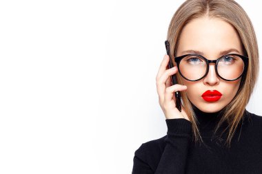 Smartphone beyaz arka plan üzerinde siyah konuşmaktan şık kadın