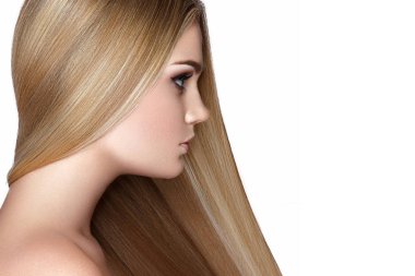 Beyaz arka plan üzerinde uzun sarı saçlı genç modeli yan görünüm