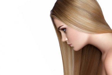 Beyaz arka plan üzerinde uzun sarı saçlı genç modeli yan görünüm