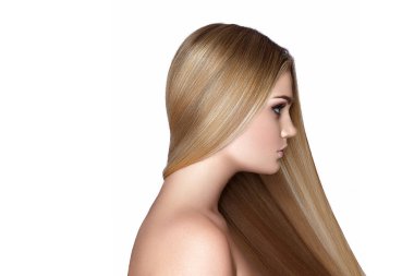 Beyaz arka plan üzerinde uzun sarı saçlı genç modeli yan görünüm