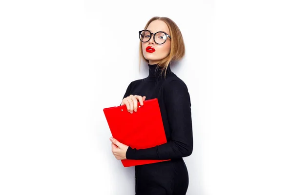 Ritratto Giovane Donna Con Labbra Rosse Occhiali Posa Sfondo Bianco — Foto Stock