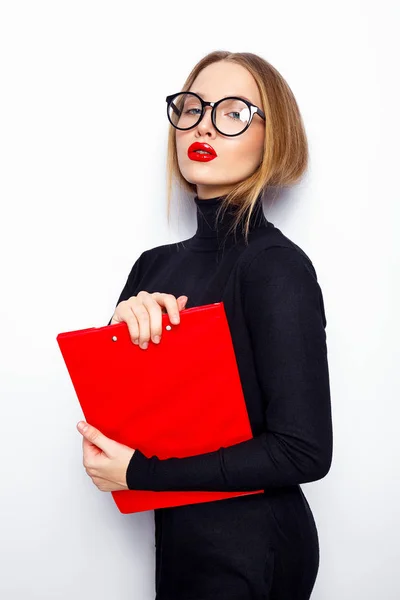 Retrato Mulher Jovem Com Lábios Vermelhos Óculos Posando Fundo Branco — Fotografia de Stock