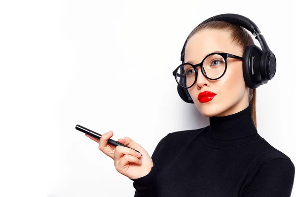 Jovem Mulher Fones Ouvido Lábios Vermelhos Posando Contra Fundo Branco — Fotografia de Stock