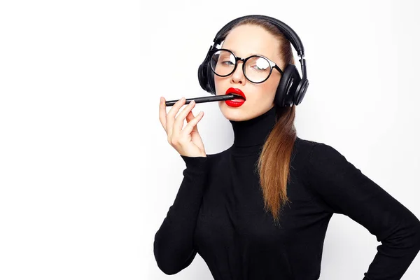 Junge Frau Mit Kopfhörern Und Roten Lippen Posiert Vor Weißem — Stockfoto