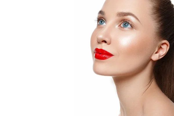 Portret Van Een Jonge Vrouw Met Rode Lippen Geïsoleerd Witte — Stockfoto