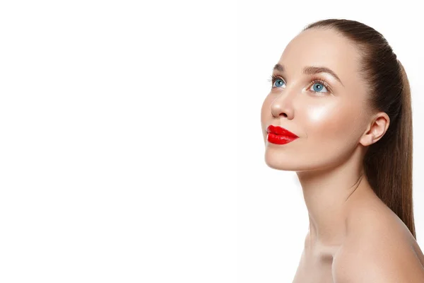 白い背景で隔離赤い唇を持つ若い女性の肖像画 — ストック写真