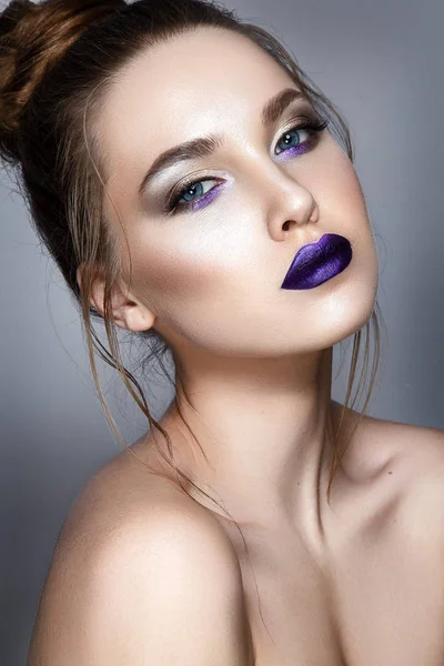 Porträtt Ung Modell Med Violett Glänsande Läppstift Vit Bakgrund — Stockfoto