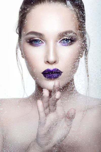 白い背景の紫の光沢のある口紅が付いて若いモデルの肖像 — ストック写真