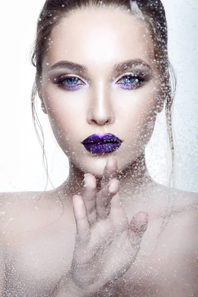 Porträtt Ung Modell Med Violett Glänsande Läppstift Vit Bakgrund — Stockfoto