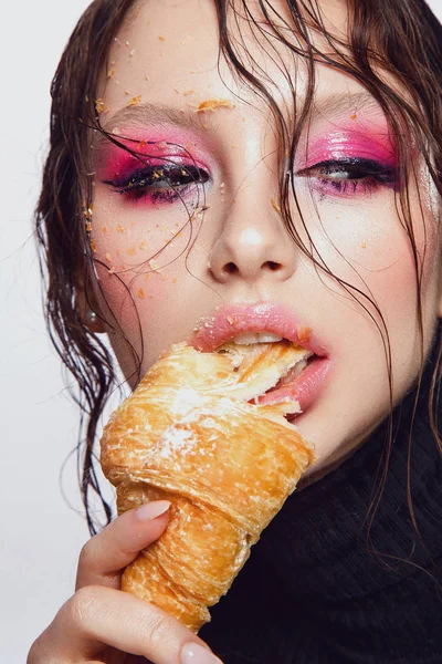 Divat Model Elegáns Rózsaszín Smink Eszik Croissant Fehér Háttér — Stock Fotó
