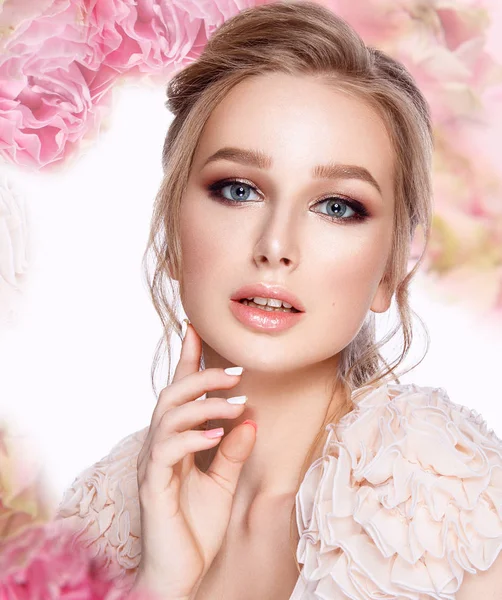 Ritratto Giovane Donna Con Trucco Naturale Sfondo Bianco Con Fiori — Foto Stock