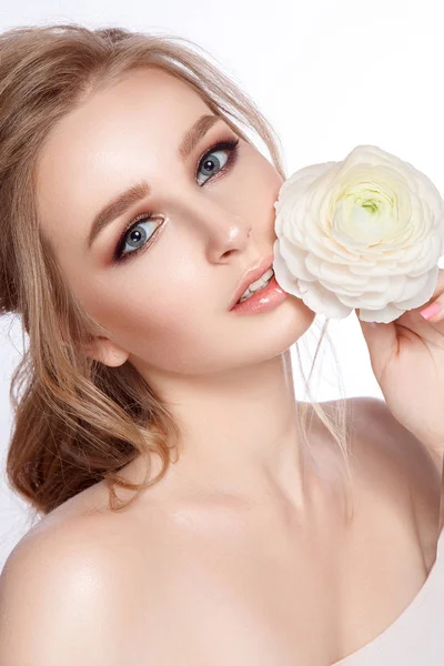 Retrato Modelo Jovem Com Maquiagem Natural Ranúnculo Sobre Fundo Branco — Fotografia de Stock