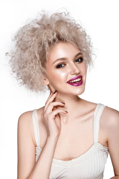 Glimlachend Jonge Model Met Krullend Kapsel Roze Lippenstift Poseren Witte — Stockfoto