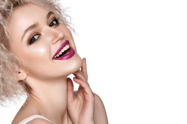 Sorrindo Jovem Modelo Com Penteado Encaracolado Batom Rosa Posando Fundo — Fotografia de Stock