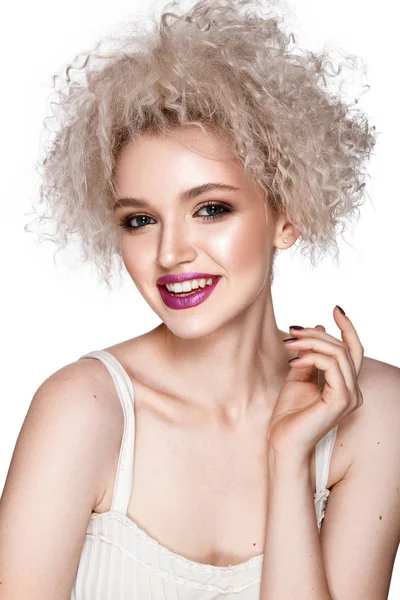 Uśmiechnięty Młody Model Kręcone Fryzury Różowa Szminka Pozowanie Białym Tle — Zdjęcie stockowe