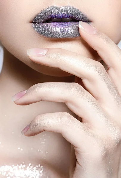 Schließen Sie Die Glänzenden Weiblichen Lippen Und Die Hand Mit — Stockfoto