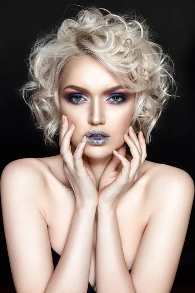 Ung Lockigt Modell Med Fashionabla Glansigt Makeup Poserar Svart Bakgrund — Stockfoto